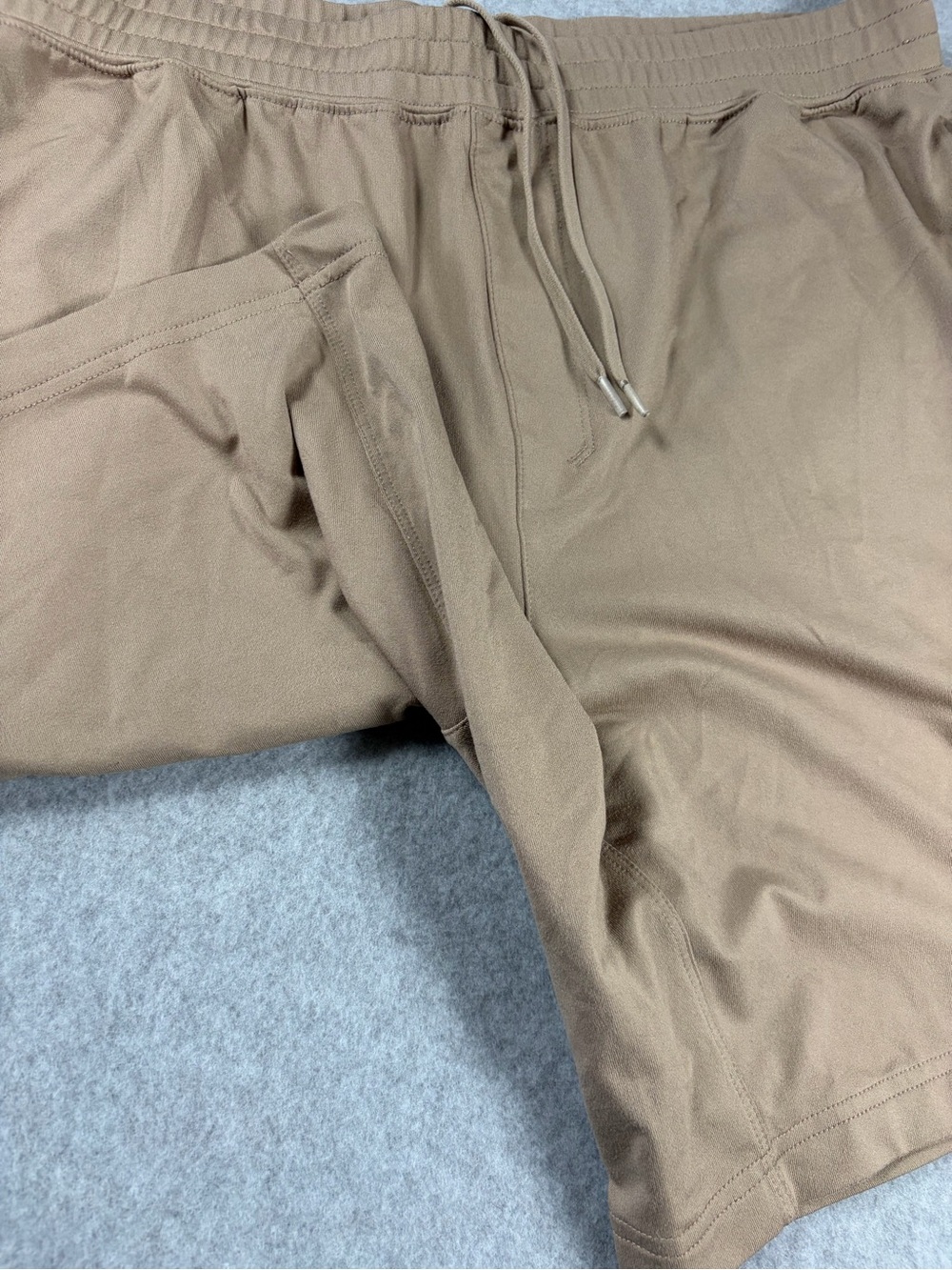 ALO Yoga Men’s Tan Athletic Drawstring Shorts - Picture 4 of 6